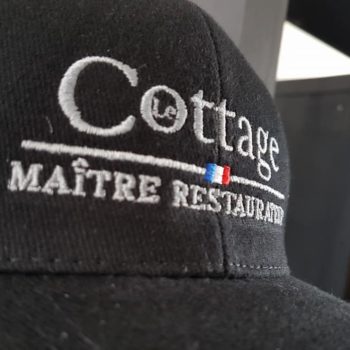 Impression textile sur casquette noir avec inscrit cottage maître restaurant en blanc avec le drapeau de la france