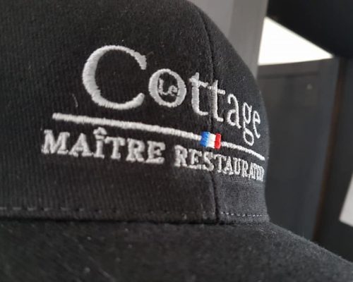 Impression textile sur casquette noir le cottage maître restaurant