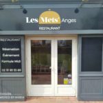 Enseigne et façade les mets' angles, restaurant aux couleurs grise et une cloche jaune dans l'enseigne pour faire appel au restaurant