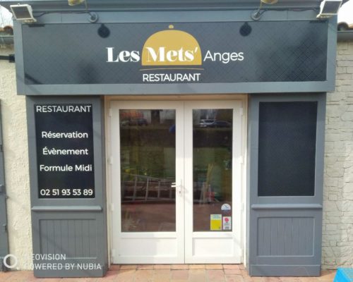 Enseigne et façade aux Sables d'Olonne en Vendée Enseigne et façade les mets' angles, restaurant aux couleurs grise et une cloche jaune dans l'enseigne pour faire appel au restaurant