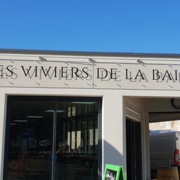 Enseigne et façade, enseigne les viviers de la baie en verre avec une écriture noir