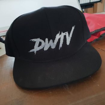 Impression textile sur casquette noire avec inscrit DWTV en blanc