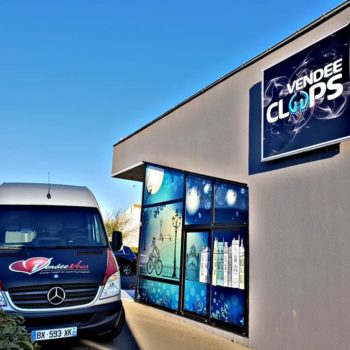 Enseigne et façade, façade vendée clops bleu et blanc avec fond de ville (banc, lampadaires...) camion vendée vous à gauche