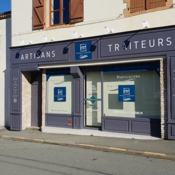 Enseigne et façade, artisans traiteurs gris chrome avec écriture blanches aisni que le logo bleu