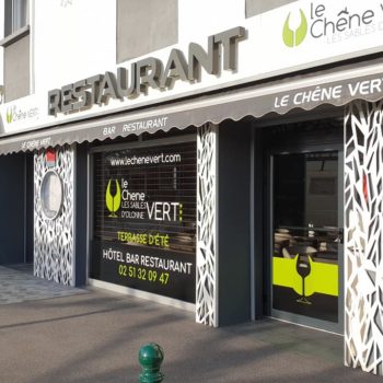 Enseigne et façade de restaurant le chêne vert aux sables d'olonne