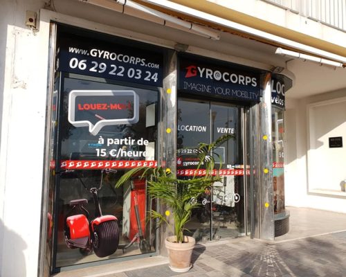 Enseigne et façade aux Sables d'Olonne en Vendée Enseigne et façade aux couleurs blanc, noir et rouge pour des locations et vente de vélos et trotinettes