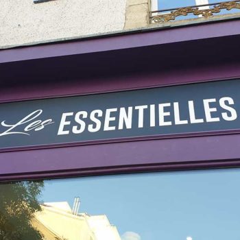 Creation et pose de l'enseigne du salon de coiffure les essentielles à la Roche su Yon